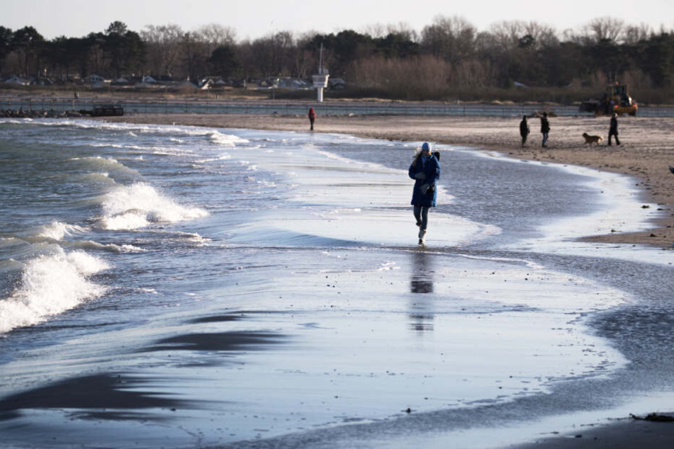 Beim Strandspaziergang in Travemünde schalten nicht nur Karneval-Muffel ab.