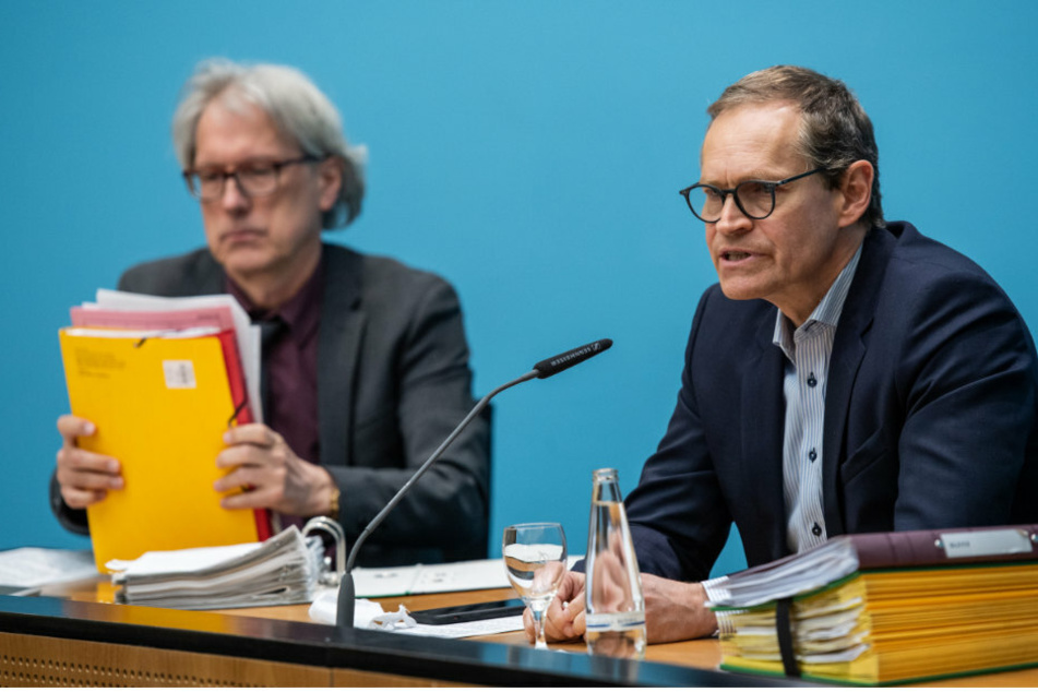 Matthias Kollatz (SPD, l), Finanzsenator von Berlin, und Michael Müller (SPD), Berlins Regierender Bürgermeister sitzen bei einer Senatspressekonferenz zur Corona-Krise.