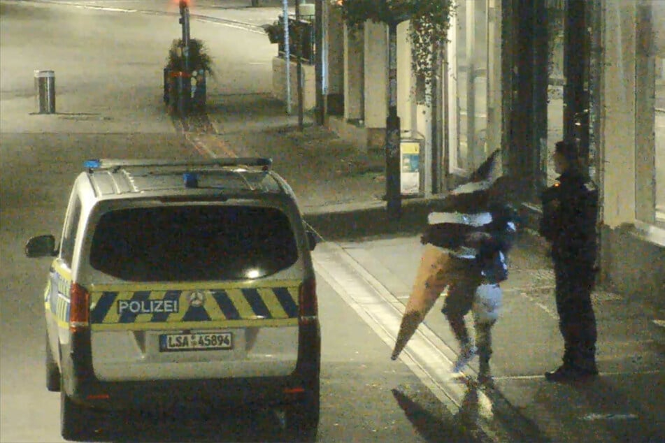 El ladrón tuvo que entregar el enorme cucurucho de helado a los policías.