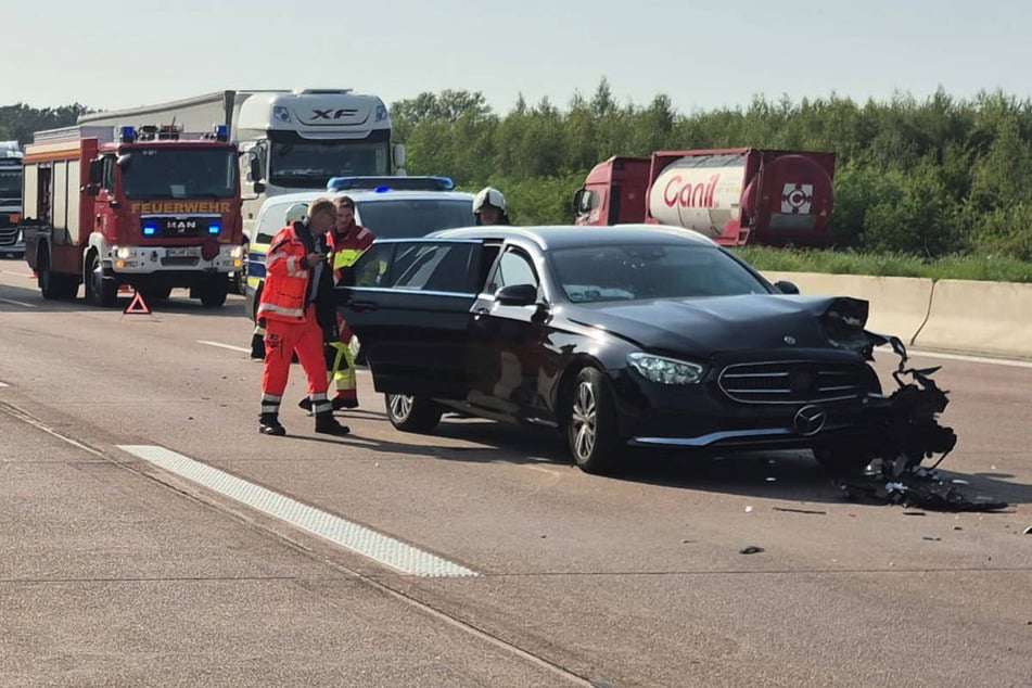 Durch den Zusammenstoß mit dem Transporter sind in dem Mercedes zwei Kinder verletzt worden.