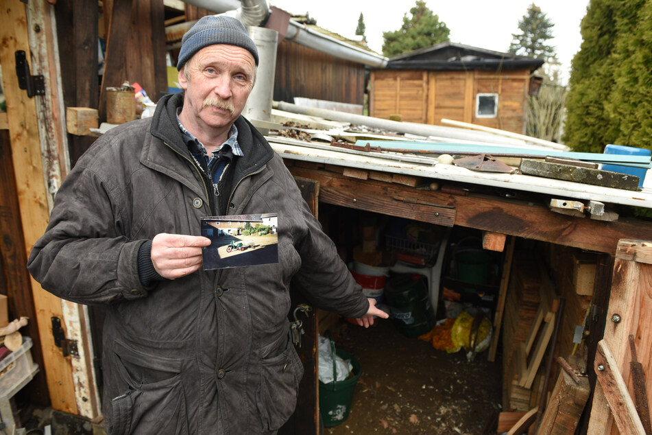 Andreas Grünert (55) zeigt, wo er sein einzigartiges Gefährt untergebracht hatte.