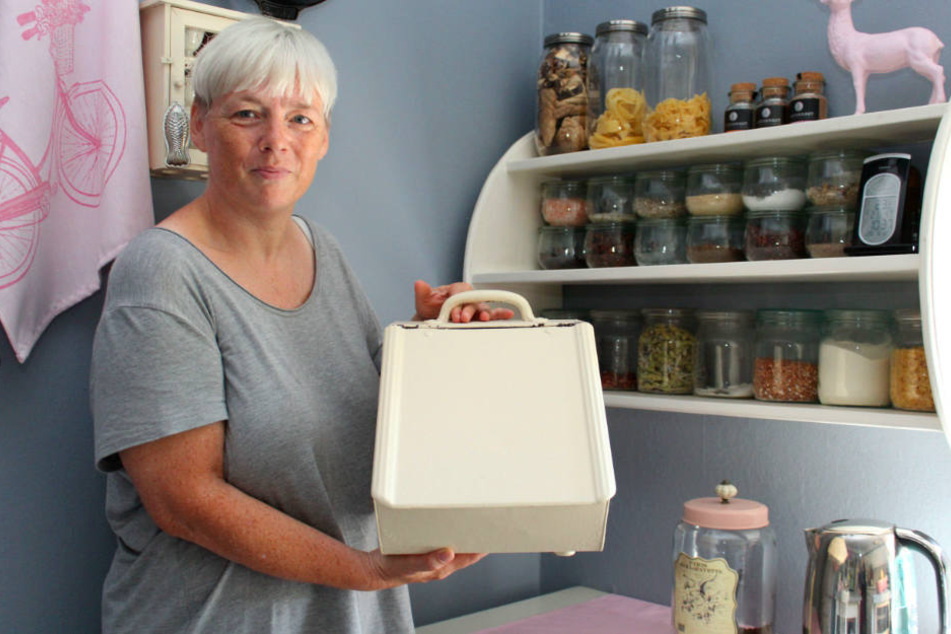 Erfinderisch: Patricia Sommermann hat ein Händchen für "Upcycling": Der Brotkasten war mal eine Kohlenschütte.
