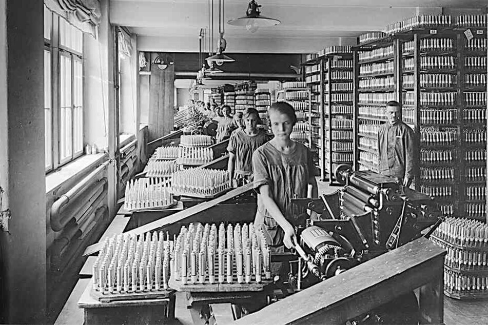 Die Tubendruckerei der Leo-Werke 1928 in der Katharinenstraße. Die Nachfrage nach der Chlorodont-Zahnpaste war so groß, dass die Produktion schon 1917 in die Neustadt umzog.