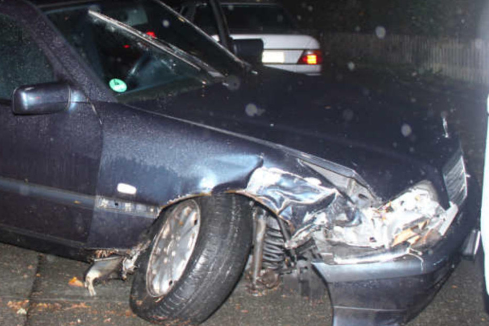 Selbst das rechte Vorderrad war nach einem Crash aus der Verankerung gerissen worden.