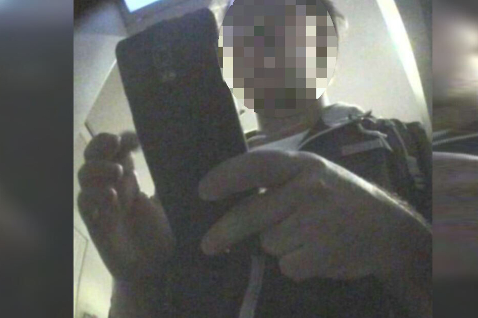 Die Polizei fahndet derzeit nach diesem Unbekannten.