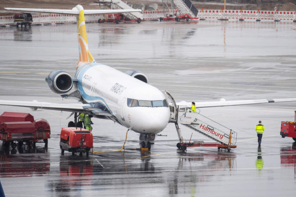 Bodenpersonal kümmert sich um ein Flugzeug am Airport Hamburg.