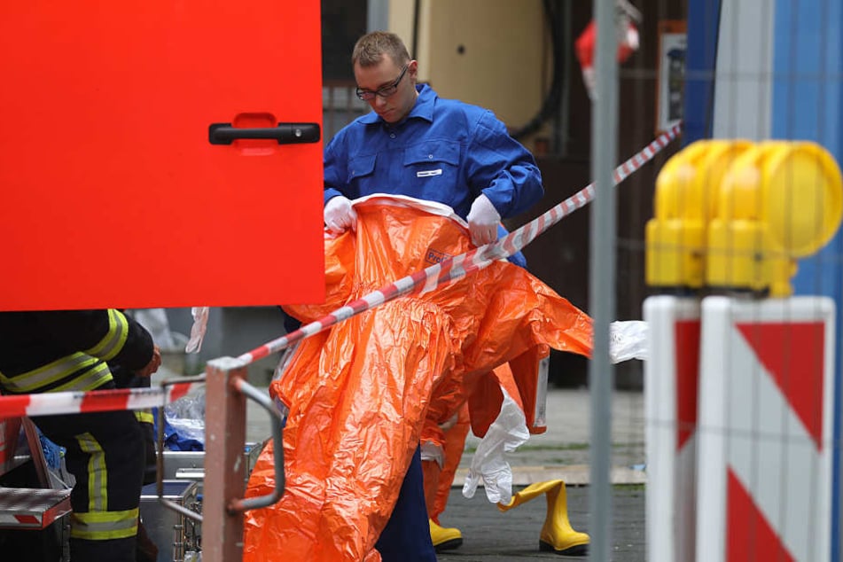 Ein Feuerwehrmann bereitete sich auf den Einsatz in Köln-Chorweiler vor.