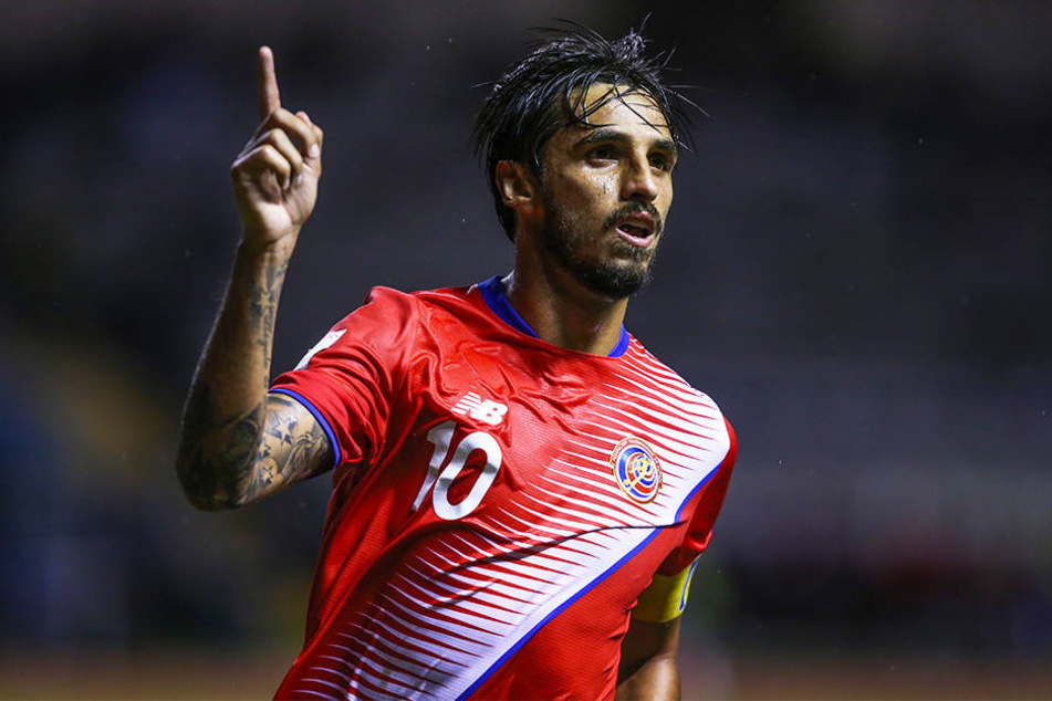Costa Ricas Kapitän Bryan Ruiz musste seinem Trainer mehrfach zur Seite springen.
