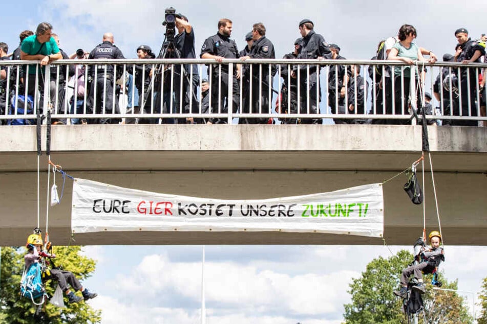 Klima-Demo in Aachen: Kinder hängen mit Botschaft von Brücke!
