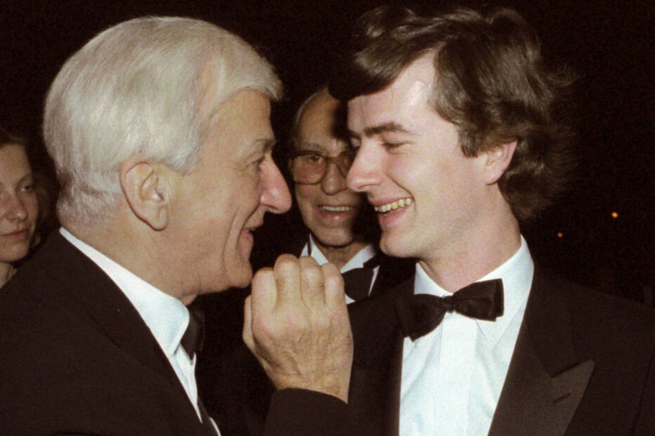 Bundespräsident Richard von Weizsäcker (l) spricht auf dem Ball des Sports in der Rheingoldhalle mit seinem Sohn Fritz von Weizsäcker (r).