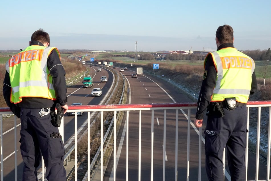 Polizeibeamte untersuchten am 28. Februar den Tatort auf der A72.