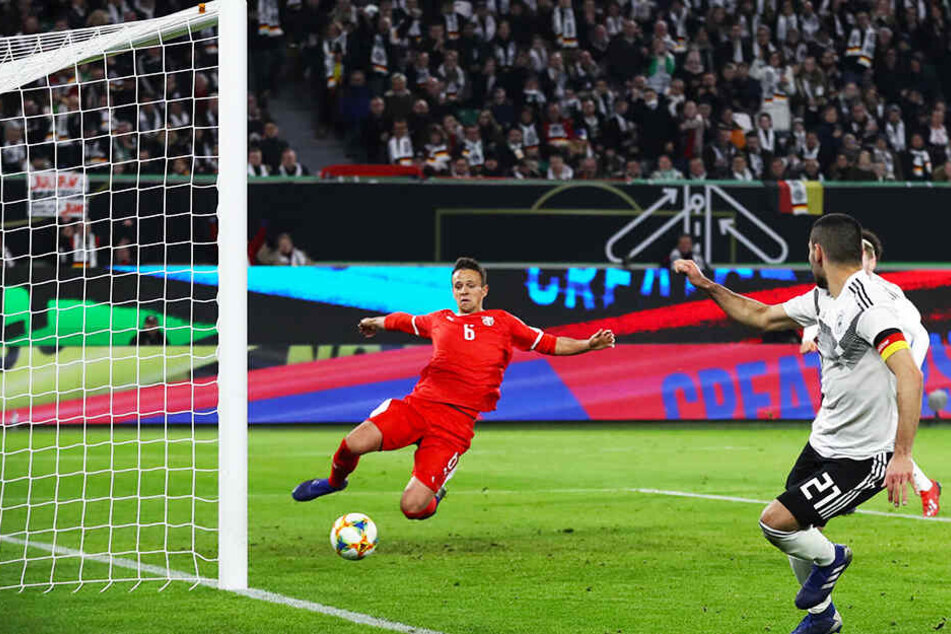 Unglaublich, aber wahr: Dieser Ball von Ilkay Gündogan war nicht drin, weil Nemanja Maksimovic (l.) die Kugel noch von der Linie kratzte.