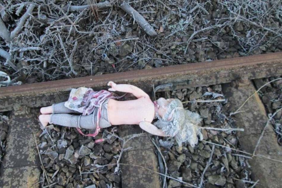 Diese Puppe lag im Bahngleis. Die Frau dachte, es sei eine Kinderleiche.