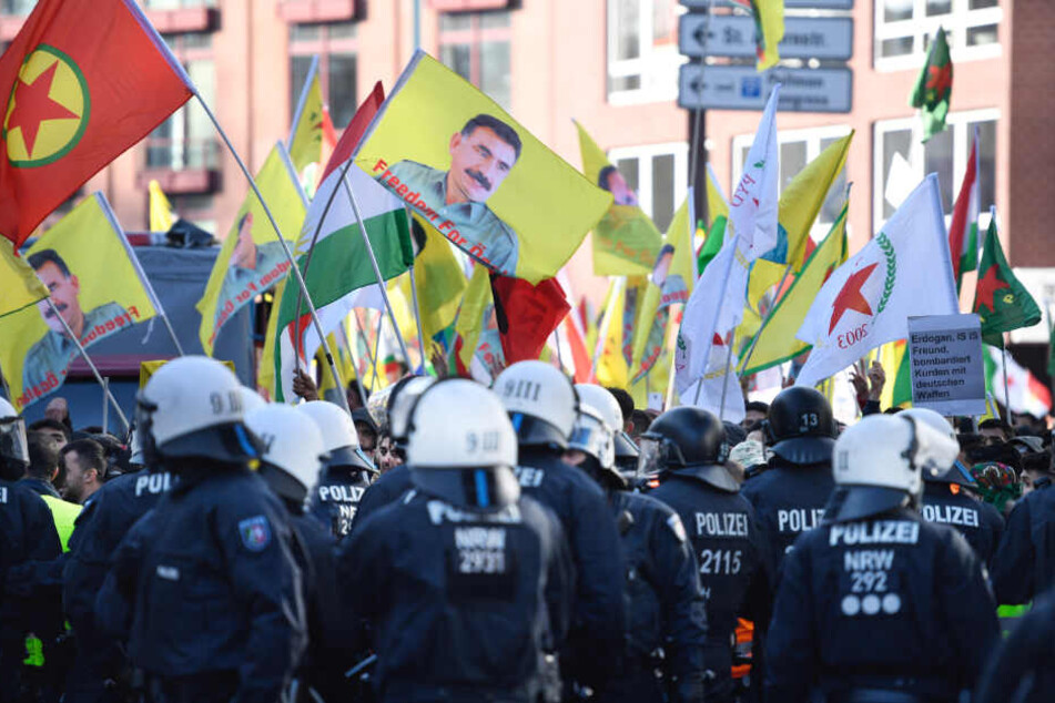 Teilnehmer einer Kurden-Demo protestieren (Symbolfoto).