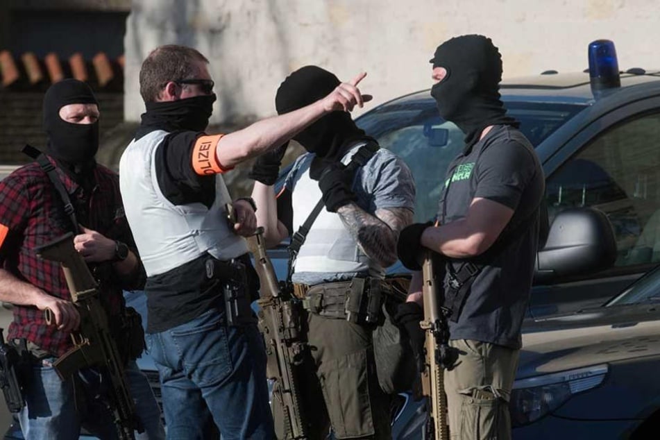 Schwer bewaffnete Polizisten eine Spezialeinheit in der Innenstadt von Münster.