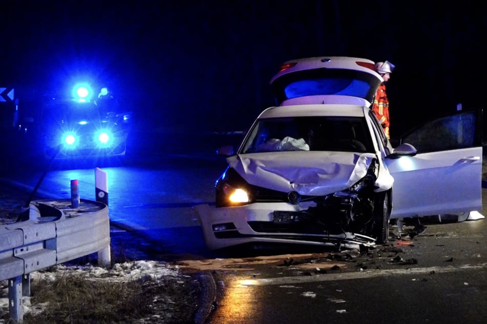 Ungebremst krachte die junge Fahrerin in ein stehendes Fahrzeug.