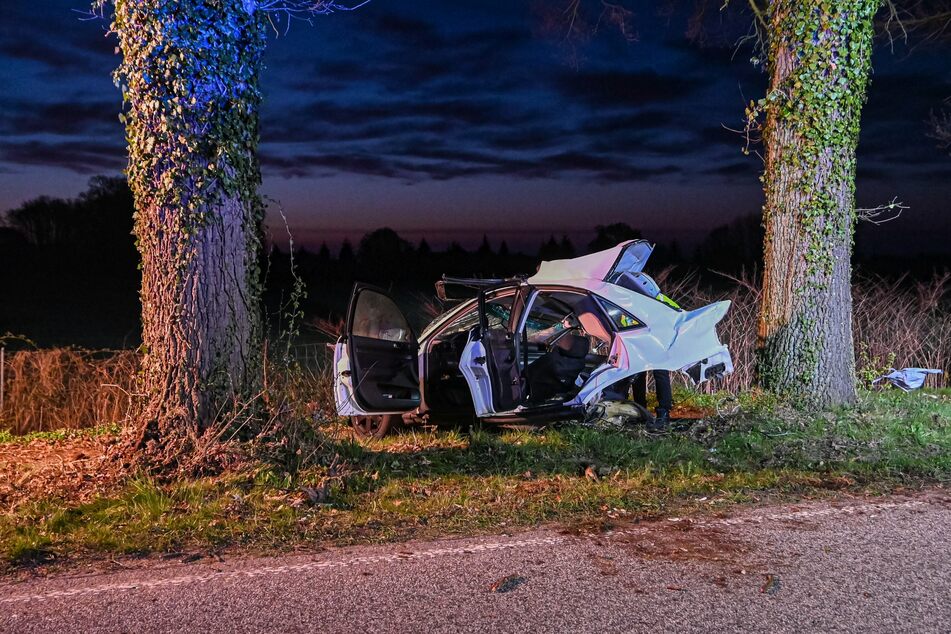 Der Unfallort auf der Bundesstraße 76 glich einem Trümmerfeld.