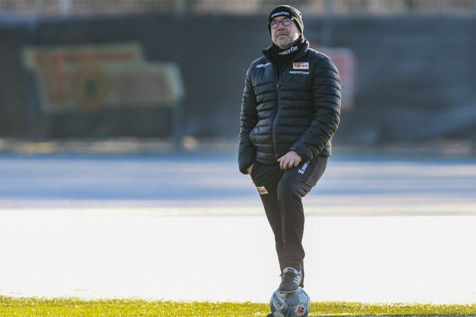 Urs Fischer beobachtet seine Mannschaft beim Trainingsauftakt.