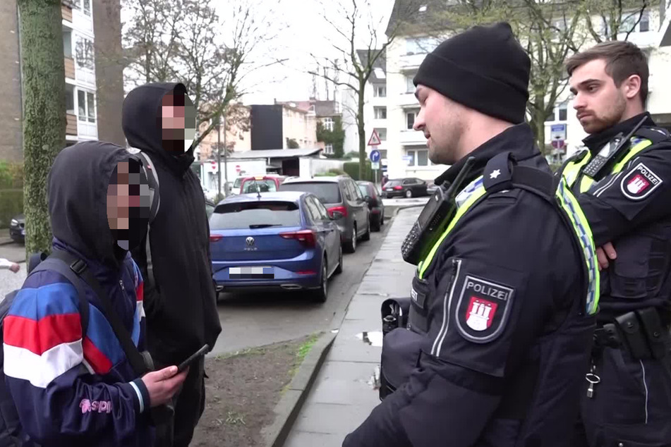 Polizisten schicken zwei Jugendliche nach Hause, die zu der vermeintlichen TikTok-Party in Hamburg wollten.