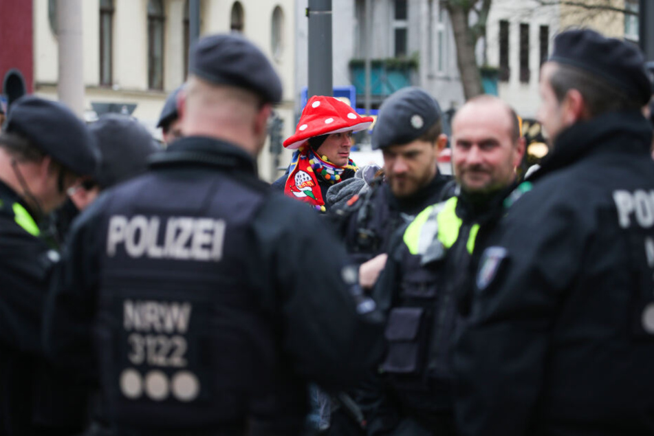 Die Polizei am Montagvormittag bei der Vorbereitung: Die Beamten sichern den großen Rosenmontagsumzug in Köln ab.