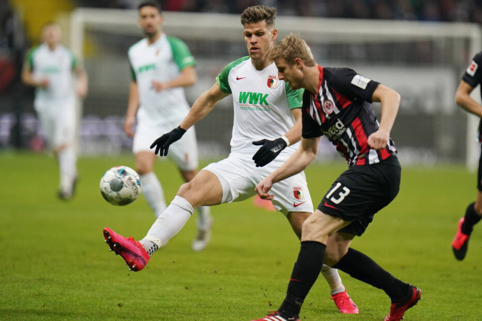 Der Ex-Augsburger im Eintracht-Dress, Martin Hinteregger (r.), im Duell mit FCA-Top-Scorer Florian Niederlechner.