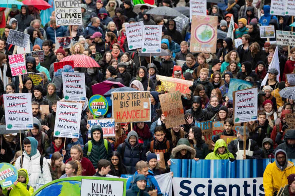 "Fridays for Future"-Aktivisten bei einem Demonstrationszug am Freitag in Stuttgart.