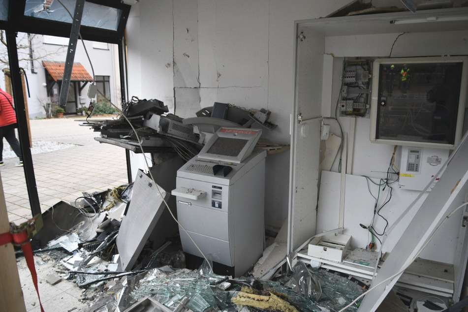 Ein gesprengter Geldautomat steht in einem Bankraum. Die Zahl der Geldautomaten-Sprengungen so hoch wie nie zuvor.