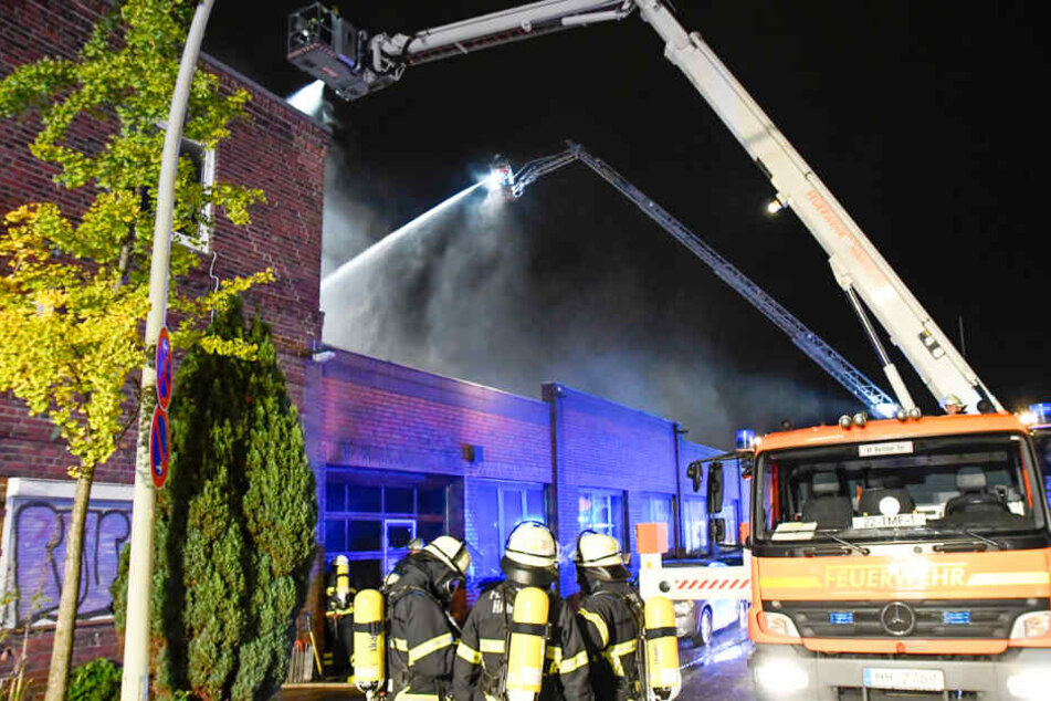 Mehr als 130 Feuerwehrleute waren bei dem Großbrand im Einsatz.