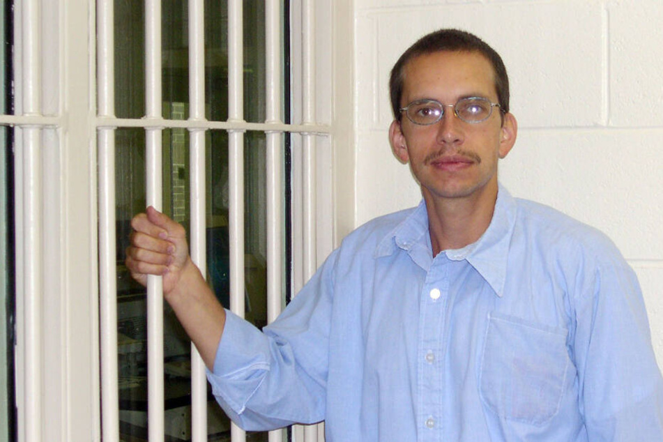 Jens Söring steht am 9.07.2003 in der Justizvollzugsanstalt Brunswick Co.