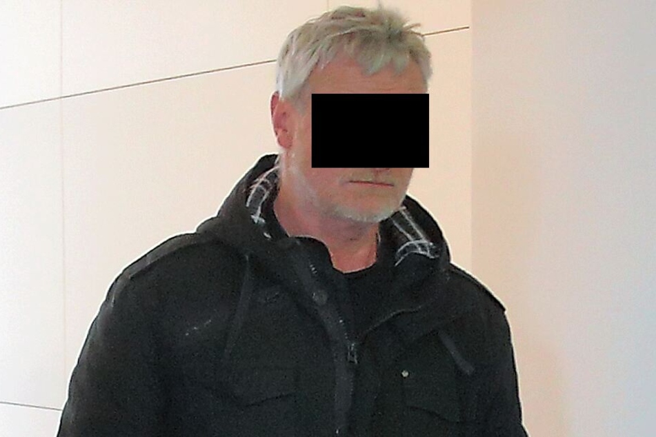 Vor dem Dresdner Amtsgericht räumte Bernd B. (58) ein, dass Geldbeträge vom Kleingarten-Konto in seine Tasche gewandert sind.