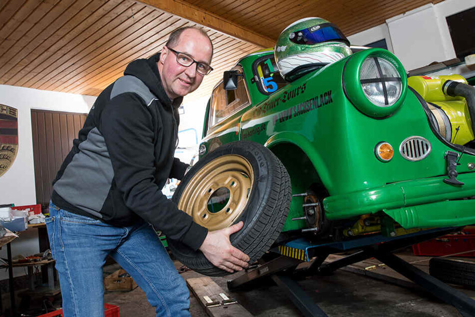 Wenn Maximilian Paul im Kart über die Rennpisten fegt, packt Vater Tobias in der Werkstatt des Renntrabis mit an.