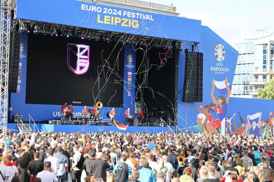 Die Fan Zone auf dem Augustusplatz füllt sich seit dem Nachmittag.