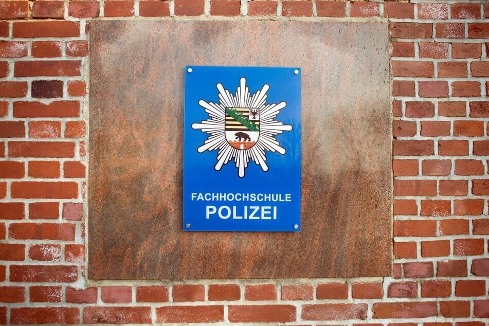 Der Zentrale Kriminaldienst der Polizeiinspektion Magdeburg ermittelt zu mutmaßlich rassistischen Parolen seines Nachwuchses.