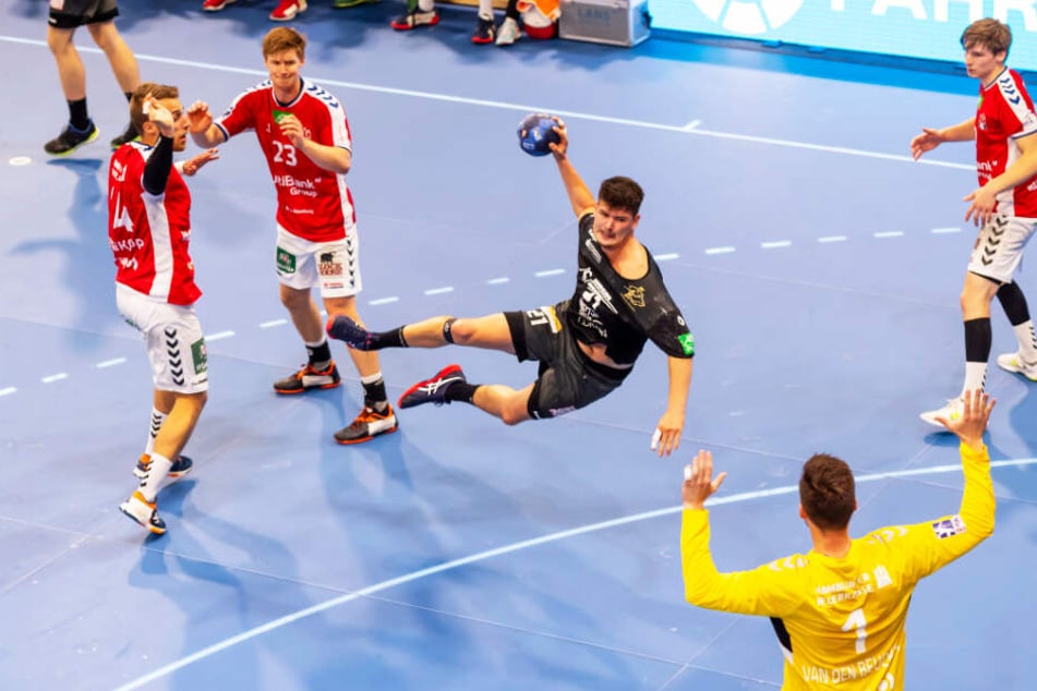Philip Jungemann (M.) erzielte zwei Tore gegen den HSV und kämpfte energisch in der Abwehr.