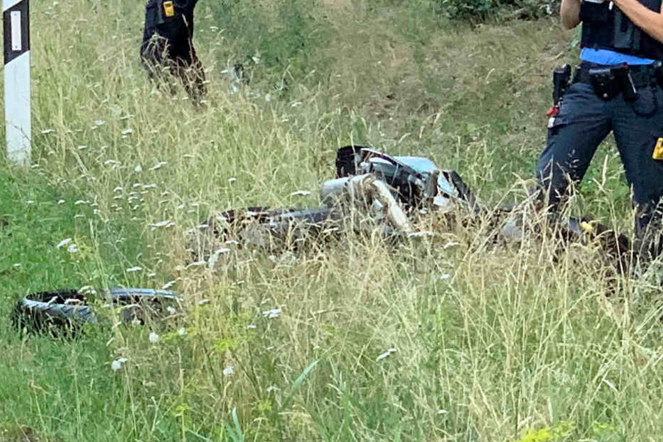 Das zerstörte Motorrad lag im Gras neben der Straße.