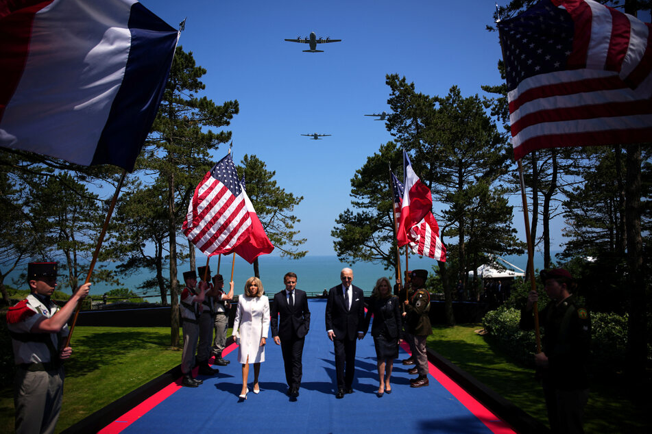 US President Joe Biden (3rd from r.) joined French President Emmanuel Macron in Normandy, France, on the 80th anniversary of D-Day.