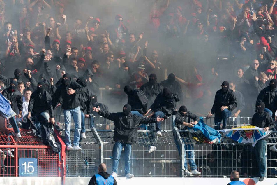 Nürnbergs Fans brennen beim Spiel gegen Karlsruhe Feuerwerk ab.