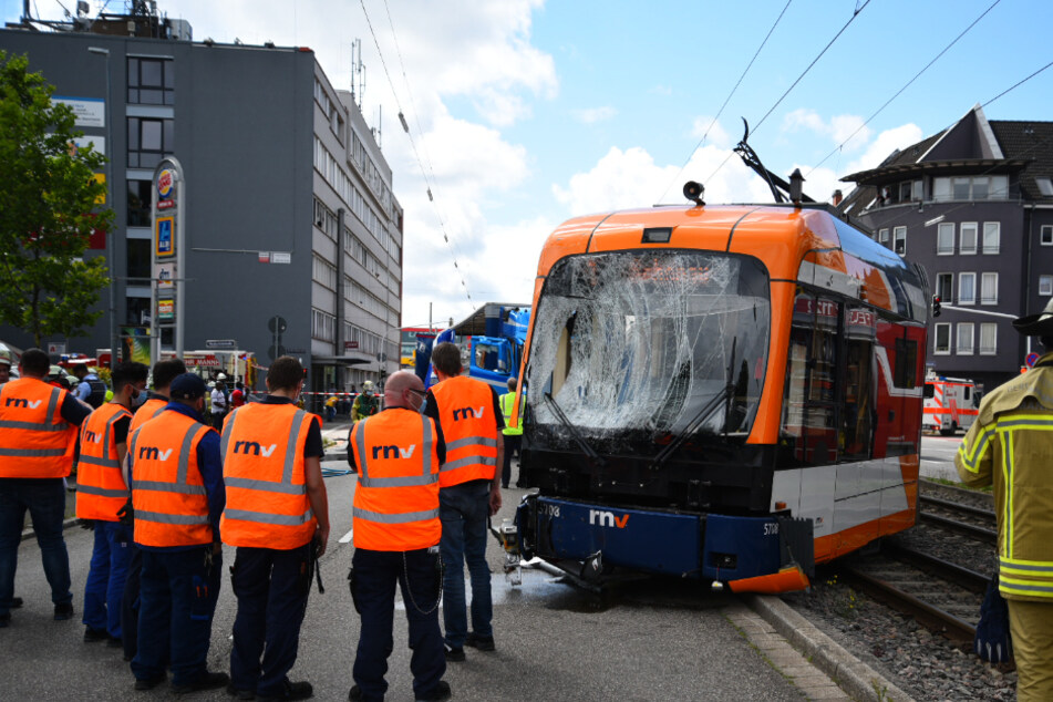 Einsatzkräfte an der Unfallstelle.