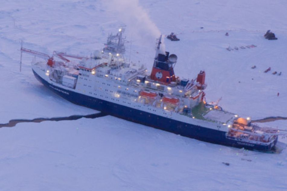 Das Forschungsschiff "Polarstern" liegt eingefrohren im Eis der Zentralarktis.