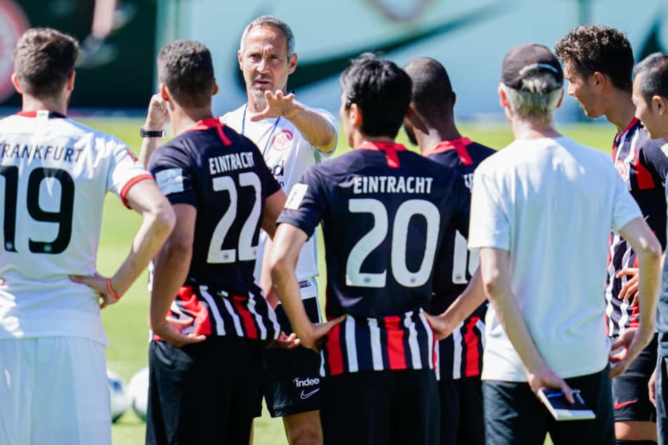 Eintracht Frankfurt-Coach Adi Hütter (im Hintergrund) mit einigen seiner Schützlinge beim Trainingsauftakt auf dem Gelände der Commerzbank Arena.