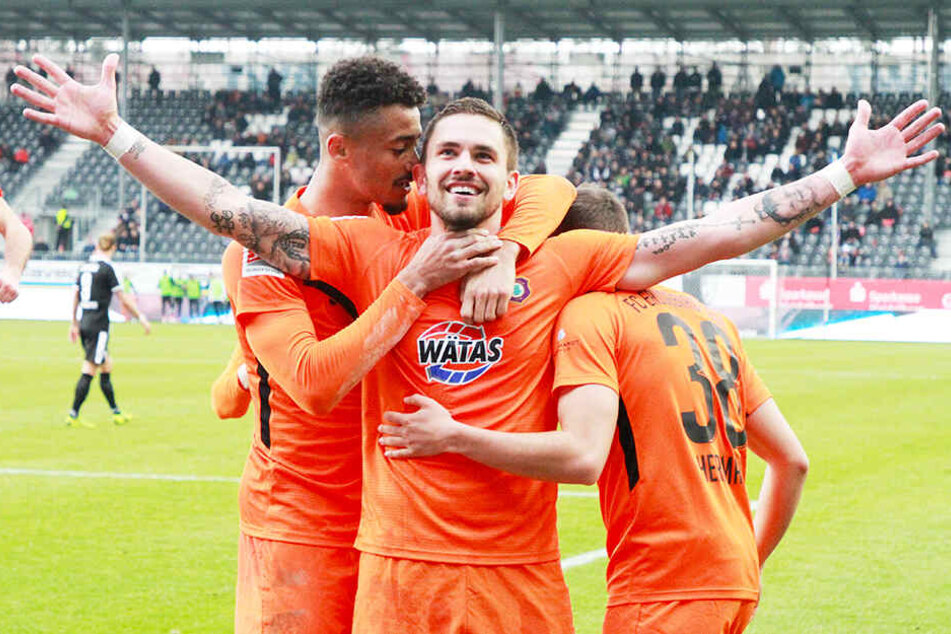 Der Dank der FCE-Sieger an die mitgereisten Fans.