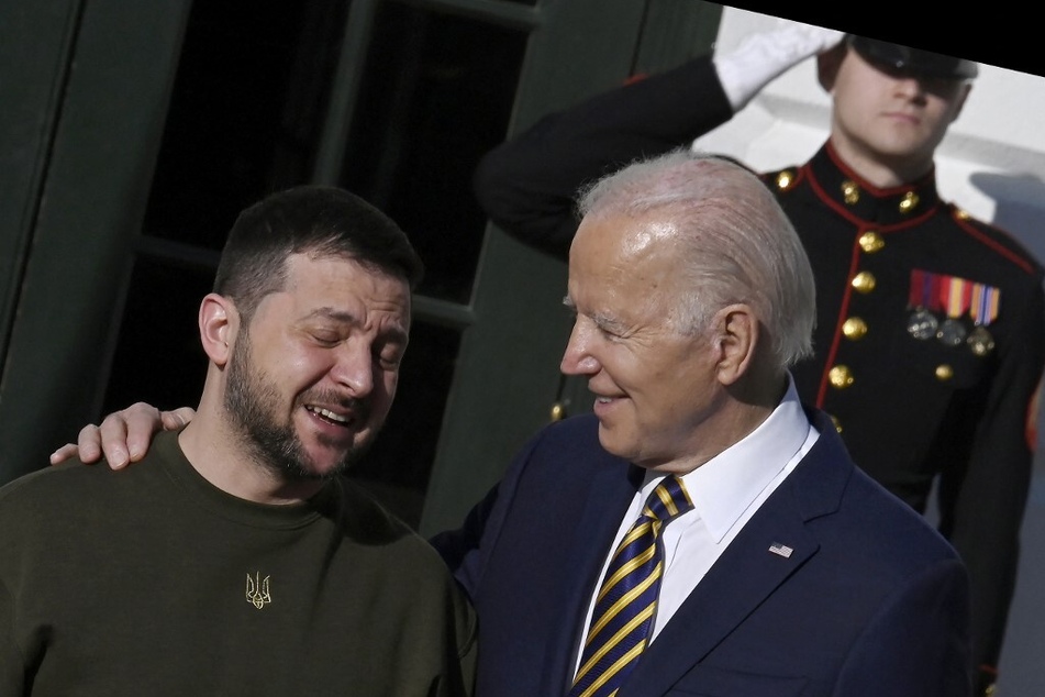 US President Joe Biden (r.) welcomes Ukraine's President Volodymyr Zelensky on the South Lawn of the White House on December 21, 2022.