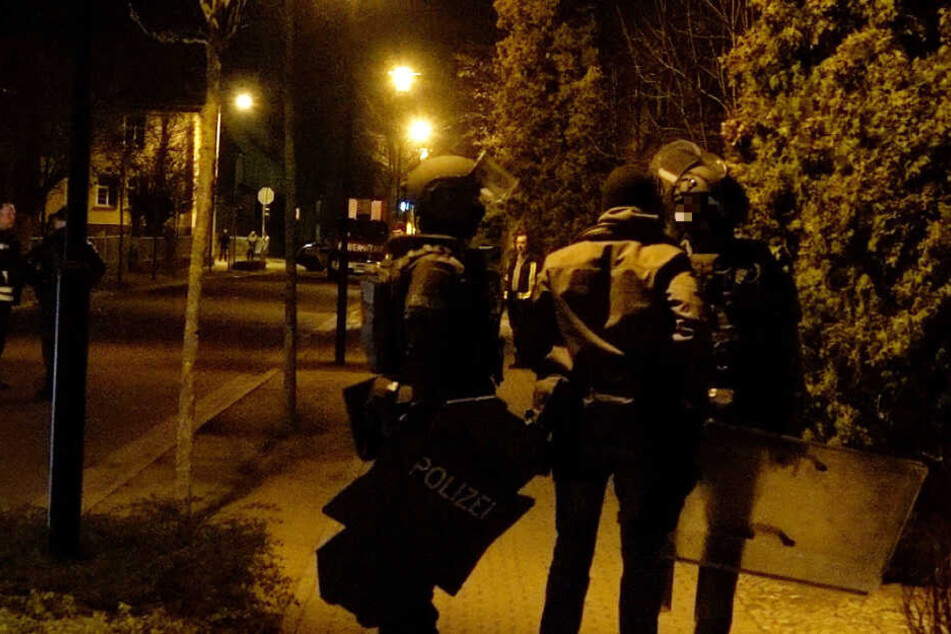 Der Mann konnte schließlich durch die Einsatzkräfte überlegt werden.