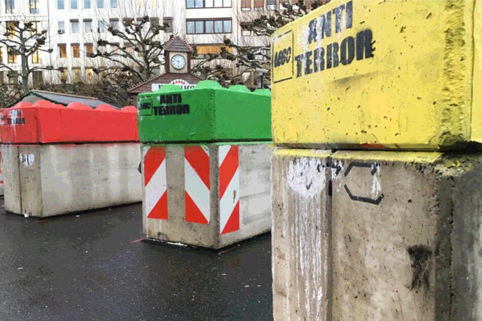 "Anti Terror" steht deutlich lesbar auf den Betonpollern an der Hautwache.