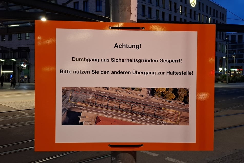 Auf Warnschildern ist die Umleitung zum Erreichen von Steig 2 dargestellt.