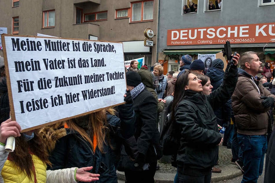 Demonstranten mit einem Transparent beim "Frauenmarsch" aus dem AfD-Umfeld.