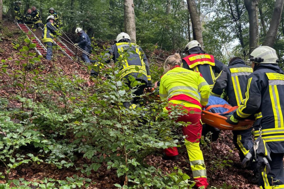 Mit einer speziellen Trage wurde der Trecker-Fahrer von den Einsatzkräften behutsam zurück auf den Waldweg gebracht. Von dort aus ging es ins Krankenhaus.