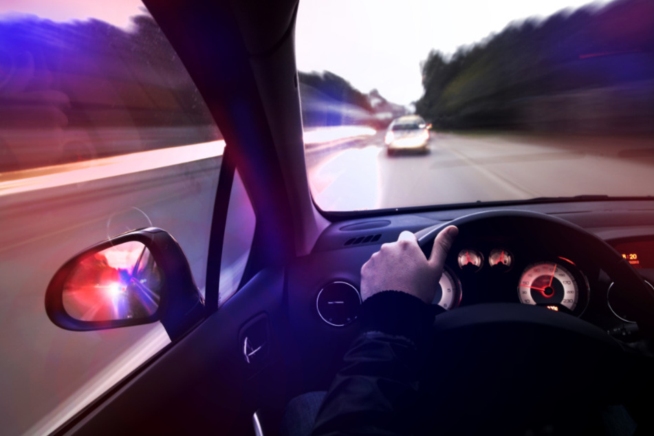 Der Autofahrer lieferte sich ein Rennen mit der Polizei. (Symbolbild)
