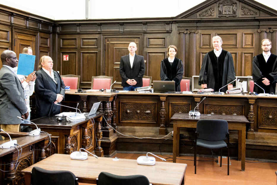 Das Landgericht Hamburg verhandelt gegen einen 34-Jährigen aus dem Niger (zweiter von links), da er seine Ex-Frau und die gemeinsame Tochter getötet haben soll.