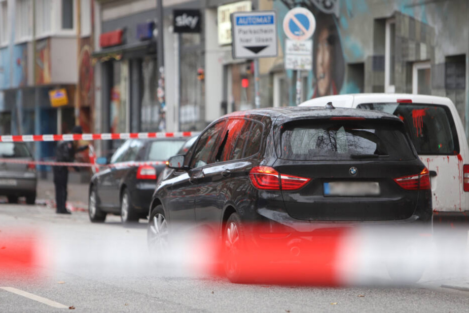Die Scheibe des Autos wurde zerschlagen, Farbe zierte die Fahrerseite.